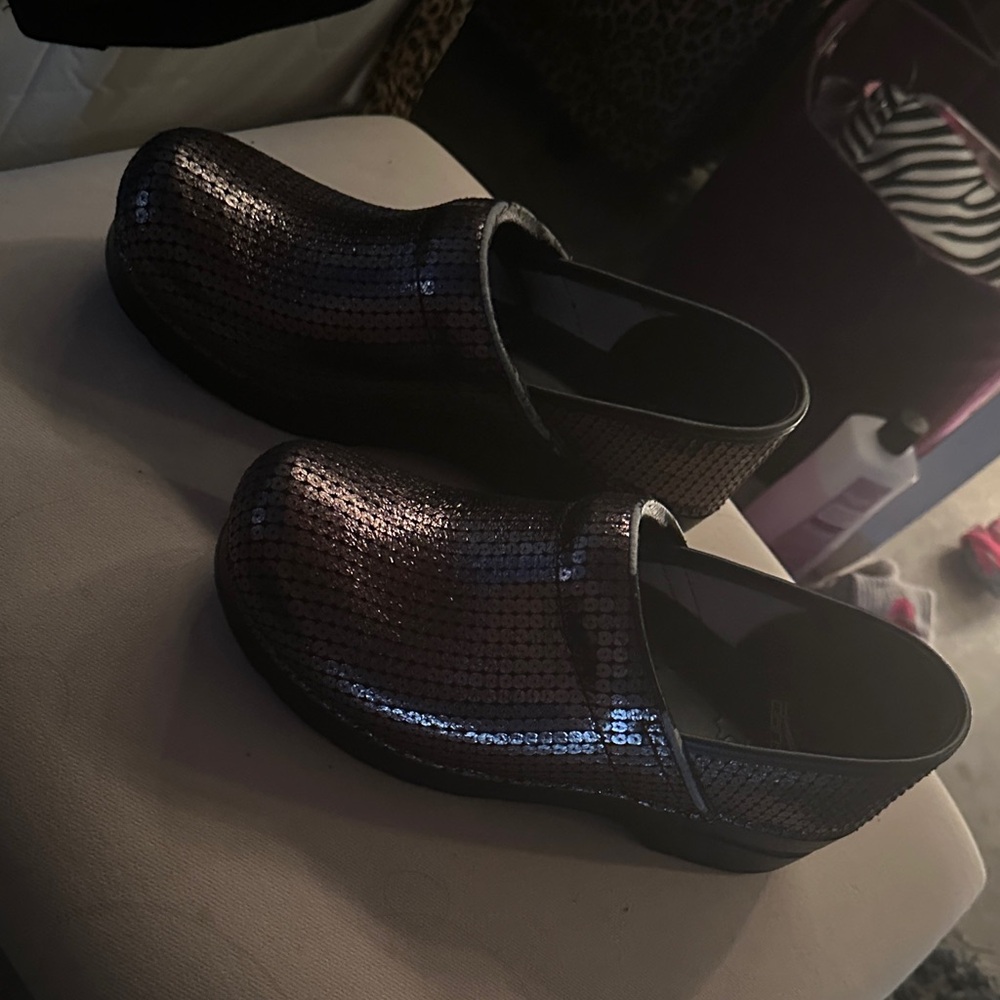 Chic Black Textured Women's Clogs